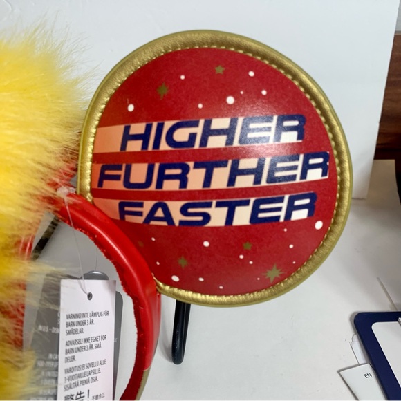 NWT. Disney Captain Marvel's symbol adorns the ears of these ears headband - Picture 6 of 7